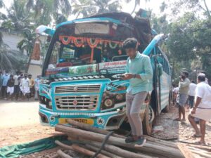 keralanews six persons including a small child injured when private us collided with crane in kannur panoor