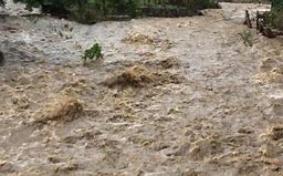 keralanews flash flood in thiruvananthapuram mankayam six year old child died mother missing