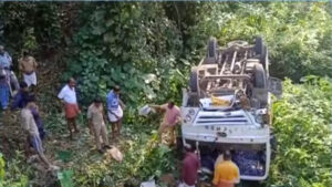 keralanews vehicle carrying sabarimala pilgrims overturns in kottayam ten year old girl died 6 injured